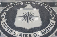 <p>Pese a que es cierto que varios agentes de la CIA han perdido su vida realizando su trabajo (en la sede de la agencia en Virginia hay un memorial que los recuerda), generalmente los empleados de este servicio de inteligencia no tienen una vida tan excitante y peligrosa como se ve en el cine o la televisión. De hecho, ellos mismos reconocen que pasan la mayor parte de su tiempo revisando documentación en la oficina. (Foto: Saul Loeb / AFP). </p>