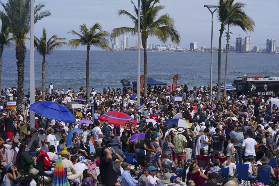 La gente aglomerada en una playa de Mazatlán