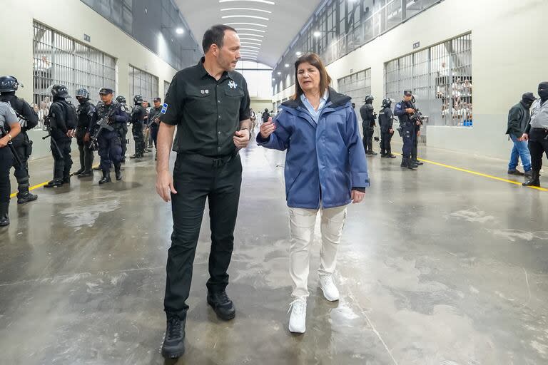Patricia Bullrich visitó la cárcel de máxima seguridad en El Salvador en junio
