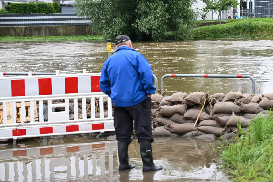 Wetterexperte Dominic Jung rät, die Sandsäcke vorsichtshalber weiterhin bereitzuhalten (Symbolbild: REUTERS/Angelika Warmuth)