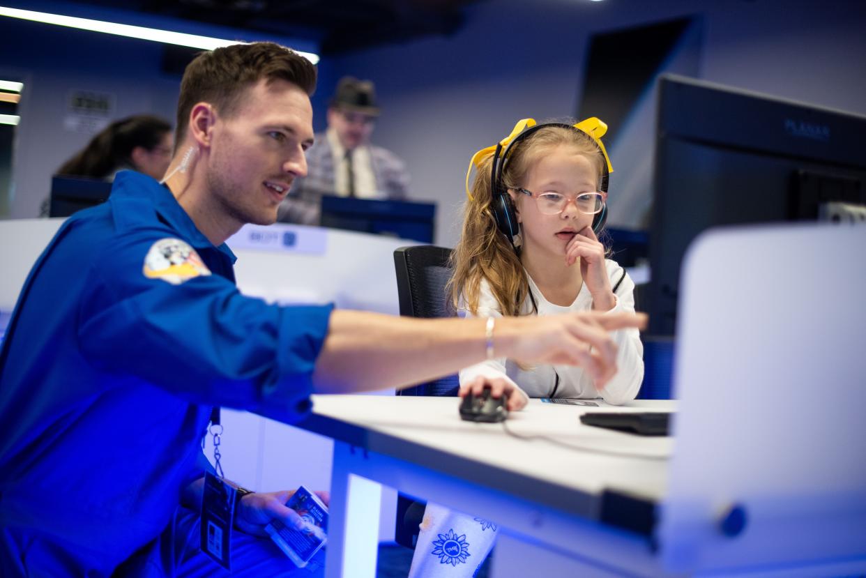 SC4’s Challenger Learning Center Flight Director, David Yanik, demonstrates mission control elements to a Marysville student.