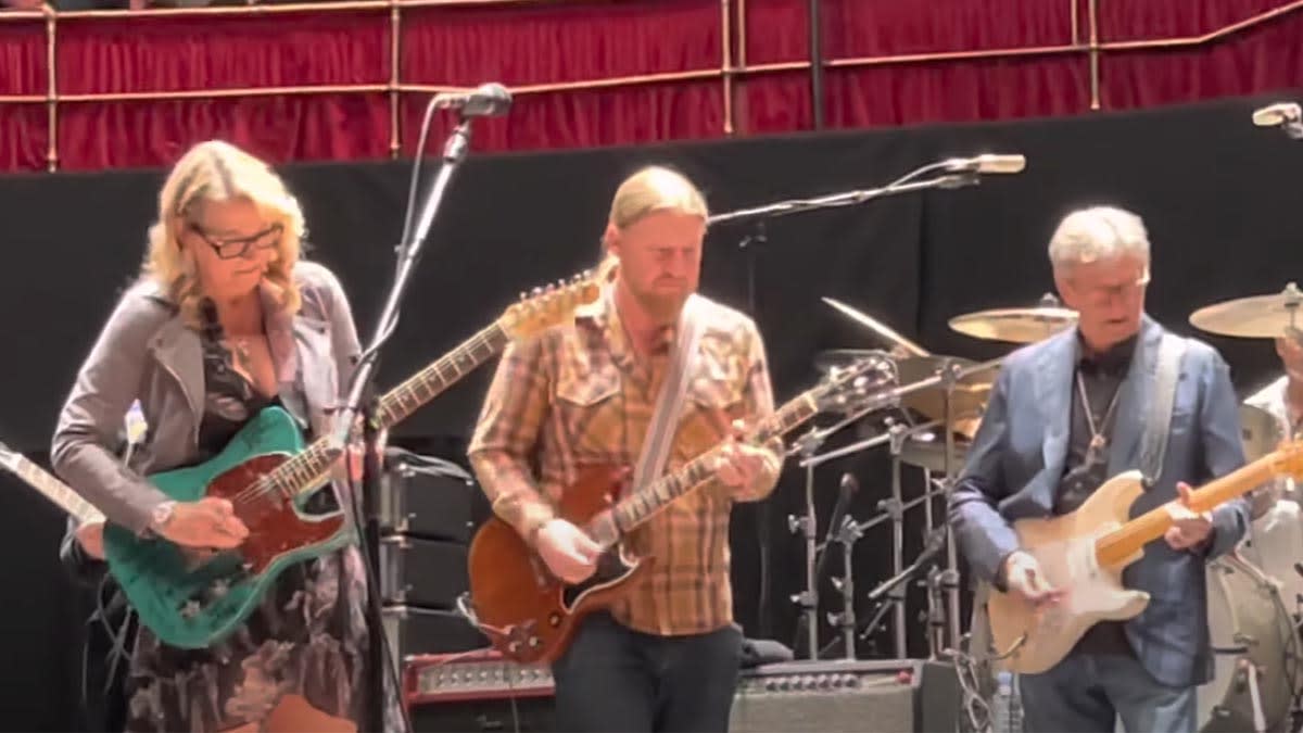  Susan Tedeschi, Derek Trucks and Eric Clapton jam on The Sky Is Crying at the Jeff Beck tribute concert 