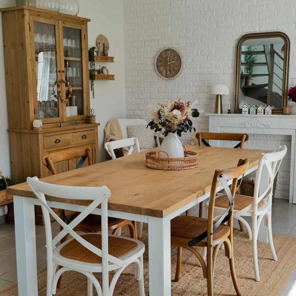 Une salle à manger au décor rustique