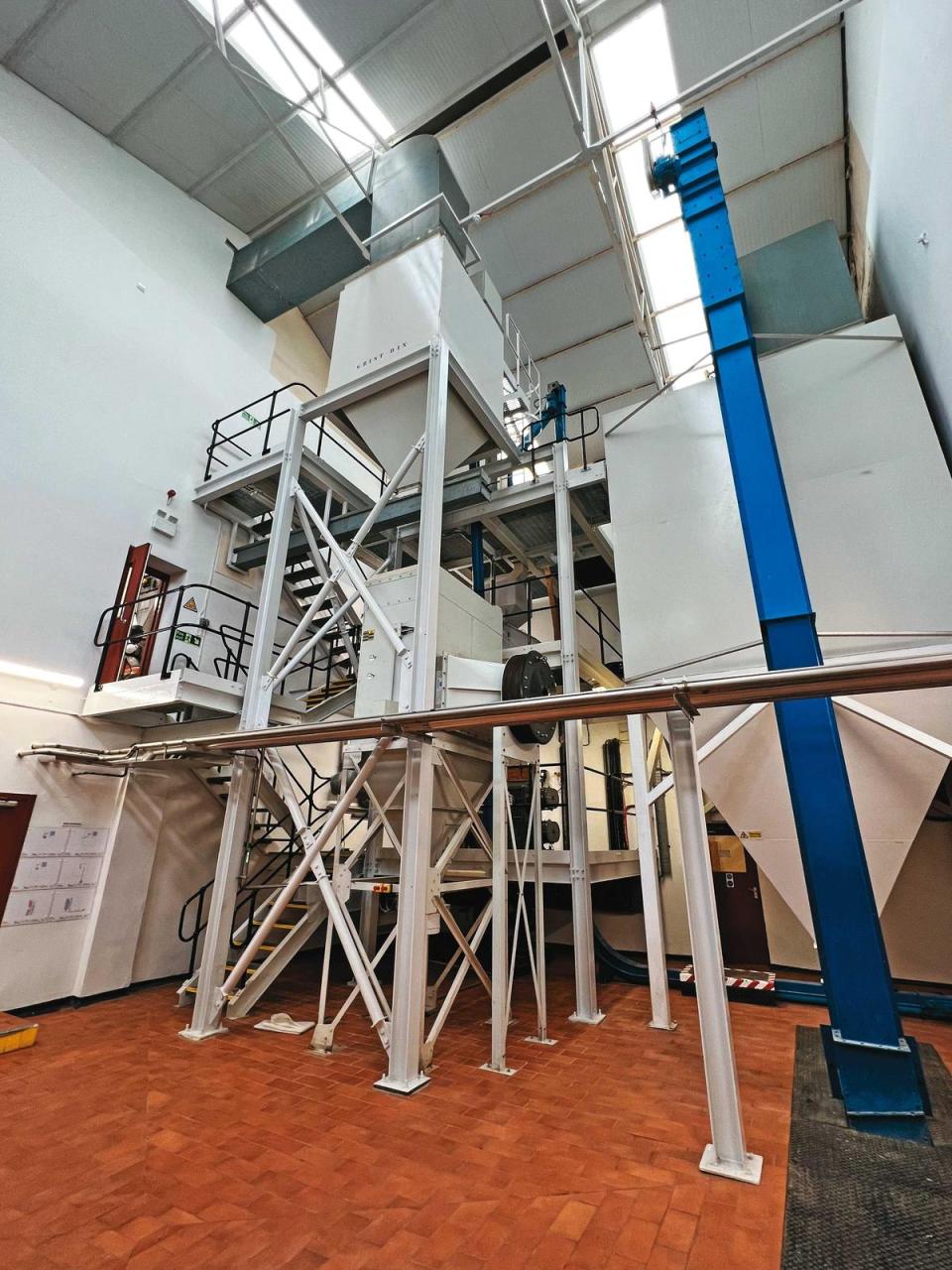 麥芽槽在3層樓高的空間中，透過重力來進料，百樂門的麥芽都來自蘇格蘭，會烘到含10至12ppm的泥煤值。