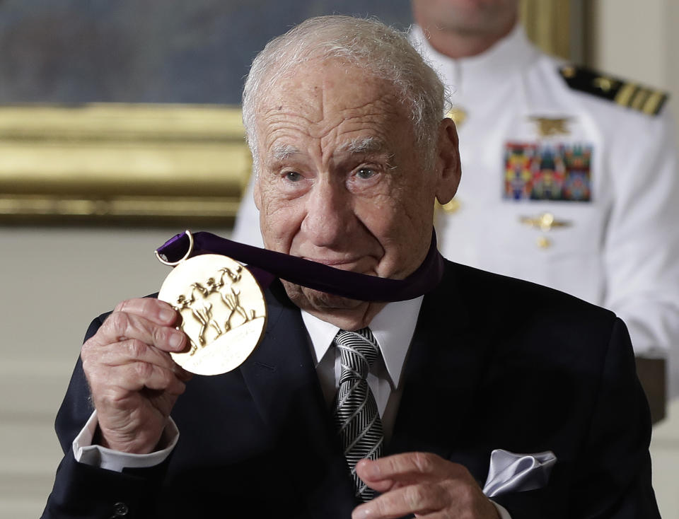 ARCHIVO – El actor, comediante y escritor Mel Brooks, sostiene su Medalla Nacional de las Artes 2015 otorgada por el presidente Barack Obama durante una ceremonia en la Casa Blanca en Washington el 22 de septiembre de 2016. Brooks publicó su libro de memorias "All About Me!: My Remarkable Life in Show Business". (Foto AP/Carolyn Kaster, archivo)