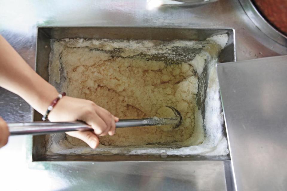 酸梅湯加入剉冰中會沉澱，販售前需用長杓反覆攪拌。