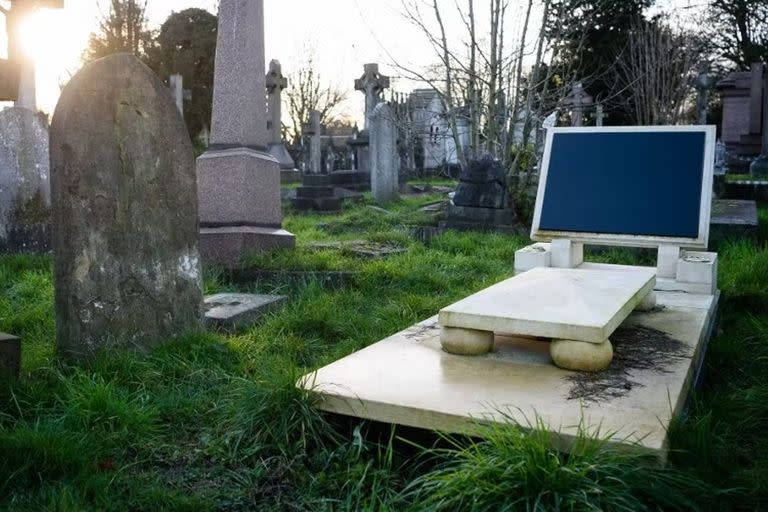 Una tumba sin marcar con una lápida que se asemeja a una pantalla de ordenador, apodada “iGrave”, se ve en el noroeste de Londres.