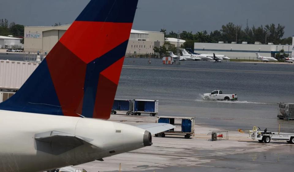Aeropuerto de Fort Lauderdale (Florida) reinició operaciones comerciales tras inundaciones por lluvi. Imagen: cortesía Axios / Getty Images.