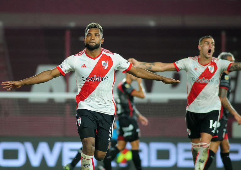 Celebra Miguel Borja, que puso el 1-0 para River cuando Barracas Central estaba cerca de Armani