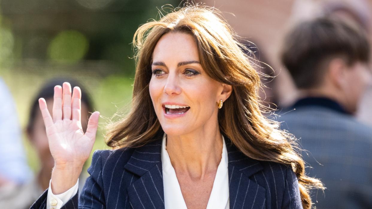  Kate Middleton blowout Revlon One-Step brush  - Catherine, Princess of Wales is pictured with a fringe and blown-out, curly hair during a visit to the Grange Pavilion as they celebrate the beginning of Black History Month on October 03, 2023 in Cardiff, Wales. 