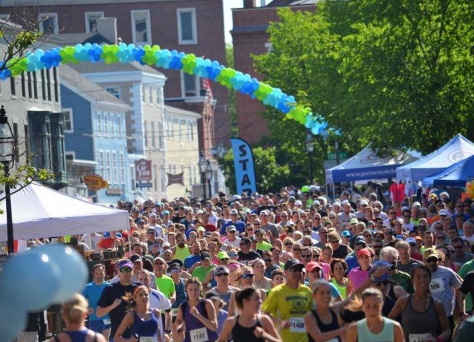 Waves of runners kick off Market Square Day 2017 with the 10K race. The event will go virtual in 2020 in September due to the coronavirus pandemic.