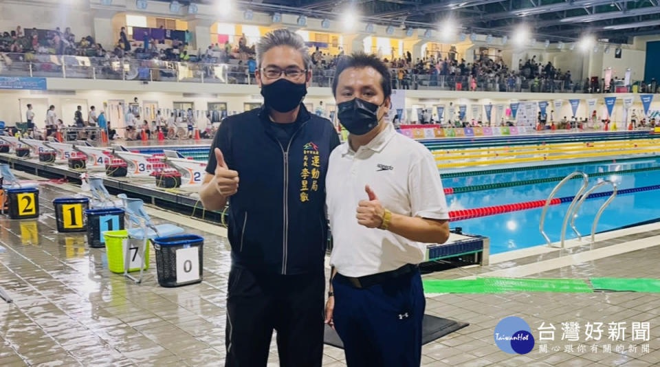 運動局李昱叡局長(左)及中華民國游泳協會曾正宗秘書長(右)到場關心賽事。