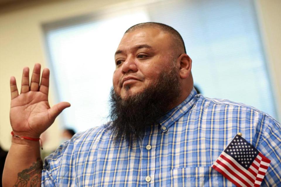 Ernesto Antonio Zavaleta, de El Salvador, toma juramento a la bandera de los Estados Unidos durante una ceremonia de naturalización el martes, 24 de enero en las oficinas del Servicios de Inmigración y Ciudadanía de los Estados Unidos en Fresno.