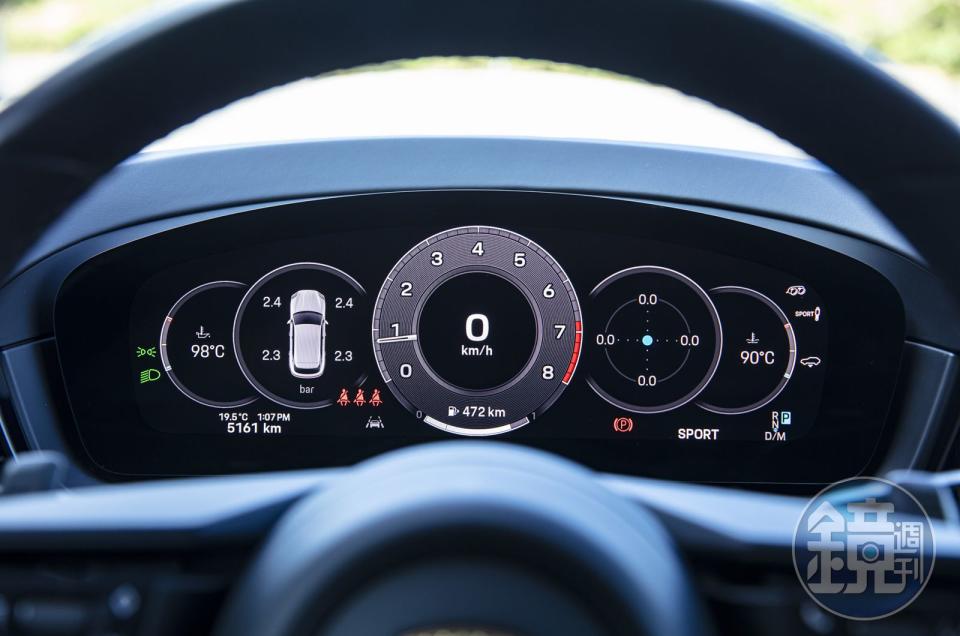 首見於Cayenne 上的12.6 吋的全數位曲面螢幕儀錶搭配多種顯示模式。