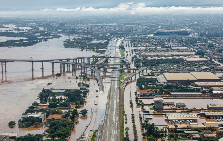 Foto difundida por la Presidencia de Brasil de una vista aérea de Porto Alegre en la que se ve (arriba, derecha) el estadio Arena do Gremio, tomada el 5 de mayo de 2024 (Ricardo STUCKERT)