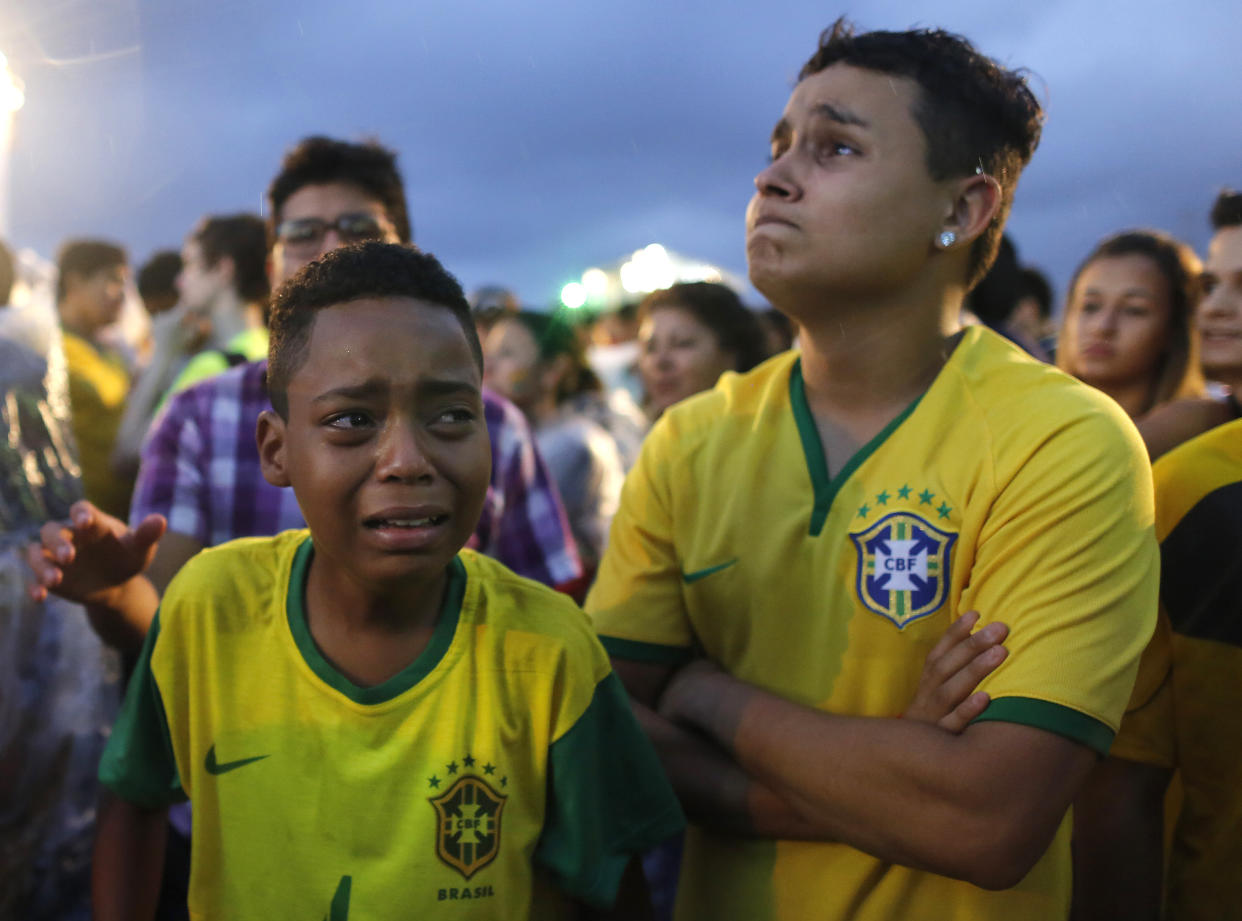 Un niño brasileño llora en la playa de Copacabana.(AP Photo/Leo Correa)