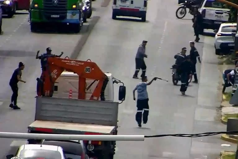 Facciones de la Uocra y agentes de la policía bonaerense se enfrentaron en la avenida 122, tras una pelea gremial en una parrilla de Ensenada