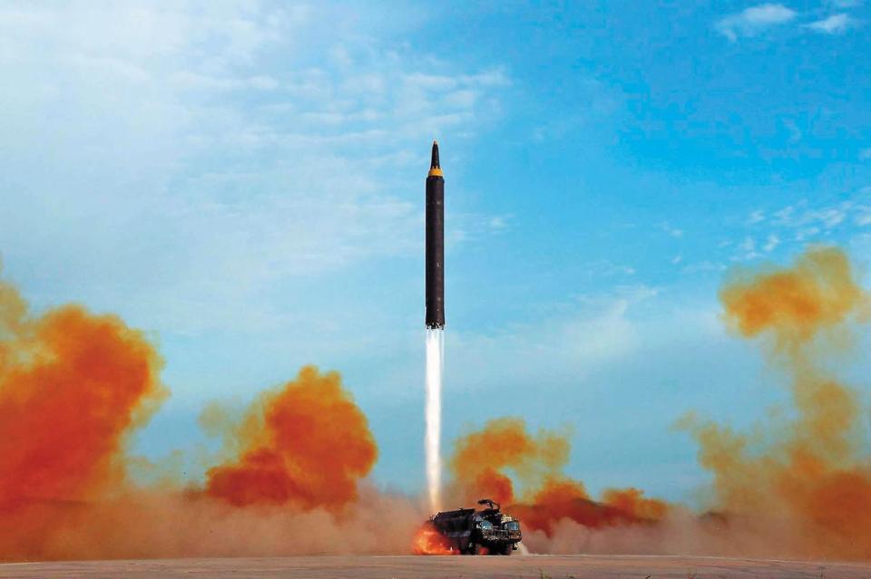 北韓軍備威脅倍增，頻頻試射飛彈，號稱能打到美國，引起全球譁然。（翻攝Korean Central News Agency）