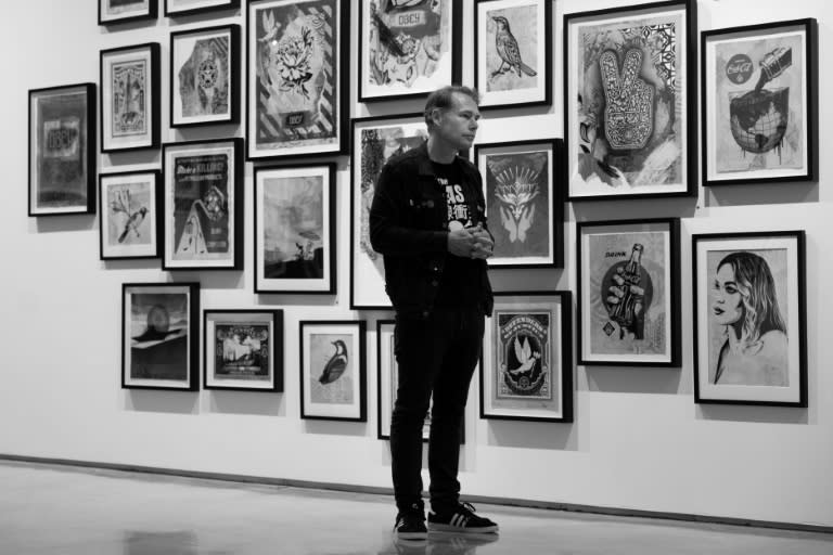 El artista estadounidense Obey, en una exposición en la Galería Itinerrance de París, el 20 de junio de 2024 (Joel Saget)