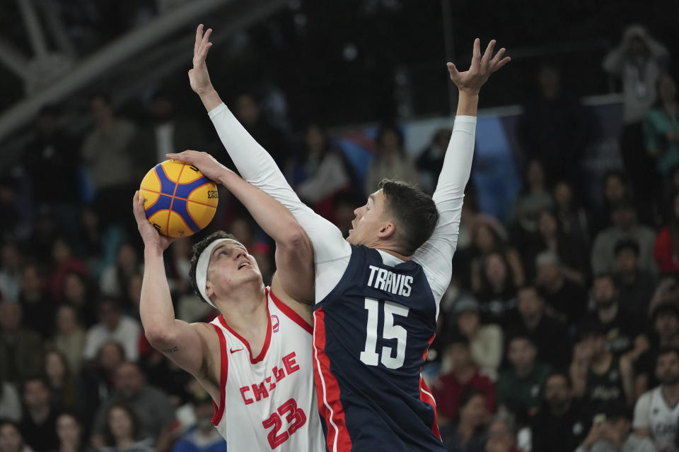 Chile's Kevin Rubio, left, and the United States´ Dylan Travis play in men's 3x3 basketball gold medal match of the Pan American Games in Santiago, Chile, Monday, Oct. 23, 2023. (AP Photo/Dolores Ochoa)