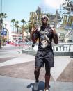 So bissig wie er selbst auf dem Platz, ist auch die Mode von Paul Pogba. Bei einem Besuch der Universal Studios wählte der teuerste ManU-Spieler aller Zeiten ein T-Shirt mit Rottweiler-Print, das nicht unbedingt auf sein dickes Konto schließen lässt.