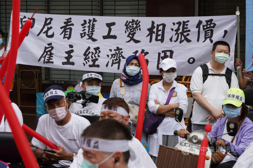 &lt;p&gt;On thursday, The spinal cord injury association (&#x004e2d;&#x0083ef;&#x006c11;&#x00570b;&#x00810a;&#x009ad3;&#x00640d;&#x0050b7;&#x008005;&#x00806f;&#x005408;&#x006703;) led nearly 100 disabled employers to protest against the new policy in front of The Ministry of Labor (&#x0052de;&#x0052d5;&#x0090e8;), demanding the government to toughen up on the issue and negotiate with Indonesia officials. (photo courtesy/ CNA)&lt;/p&gt;
