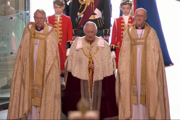 El rey Carlos III ingresó a la coronación (Captura video)