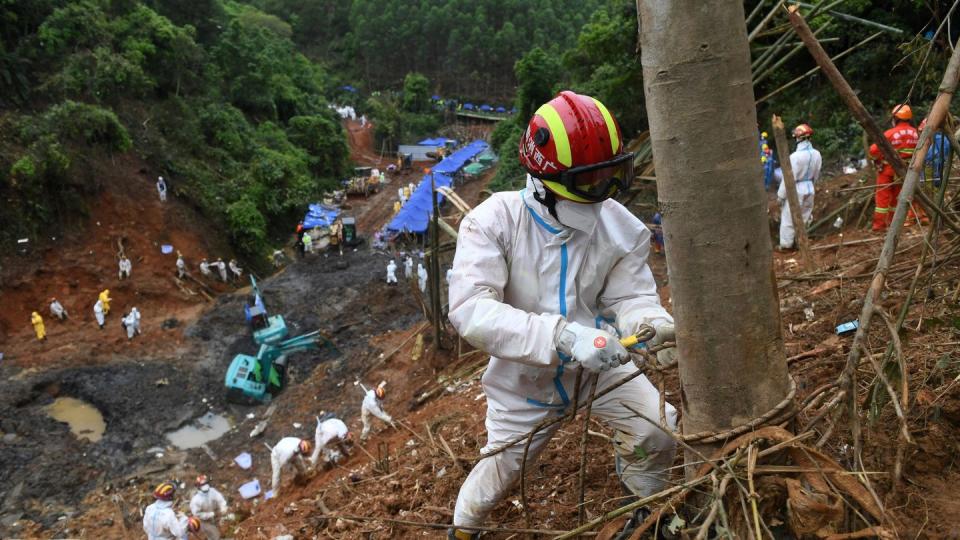 An der Absturzstelle im Kreis Teng nahe der Stadt Wuzhou. (Bild: dpa)