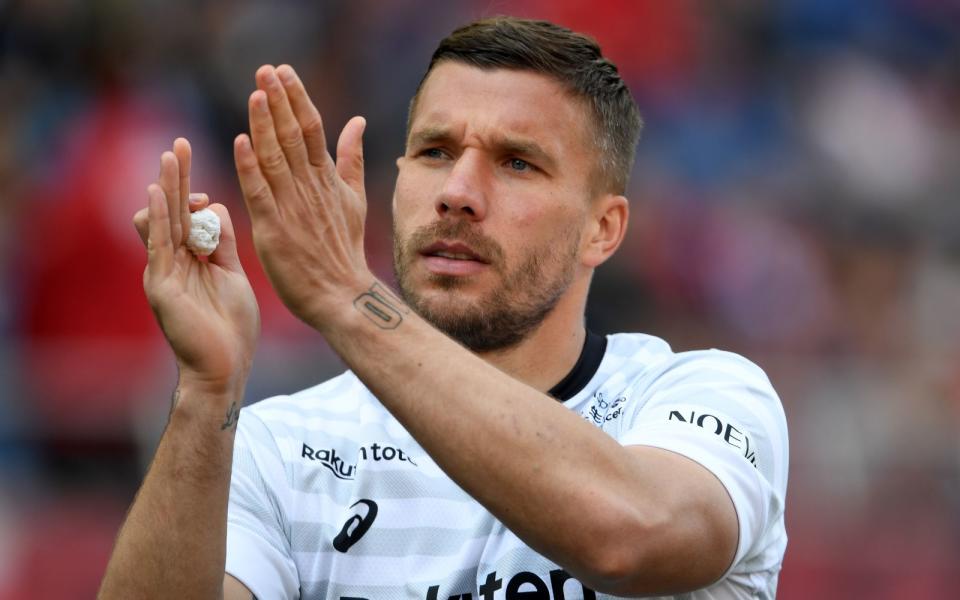 Prominentes Opfer: Lukas Podolski wurde Ende August positiv auf das Corona-Virus und verpasste dadurch nicht nur Spiele für seinen neuen Verein, Gornik Zabrze, sondern auch seinen geplanten Einsatz als "Supertalent"-Juror. Welche Promis sich seit Beginn der Corona-Pandemie vor über einem Jahr ebenfalls infizierten und sich wieder erholten, zeigt die Galerie. (Bild: Etsuo Hara/Getty Images)