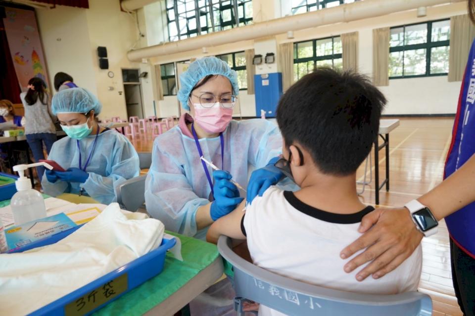 各國政府鼓勵民眾接種疫苗以防範重症。圖為台北市校園集中接種莫德納兒童疫苗。(台北市教育局提供／中央社)