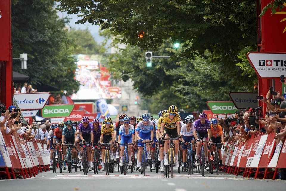 El pelotón alcanza la meta de la quinta etapa de la Vuelta a España en Bilbao, el miércoles 24 de agosto de 2022. (AP Foto/Miguel Oses)