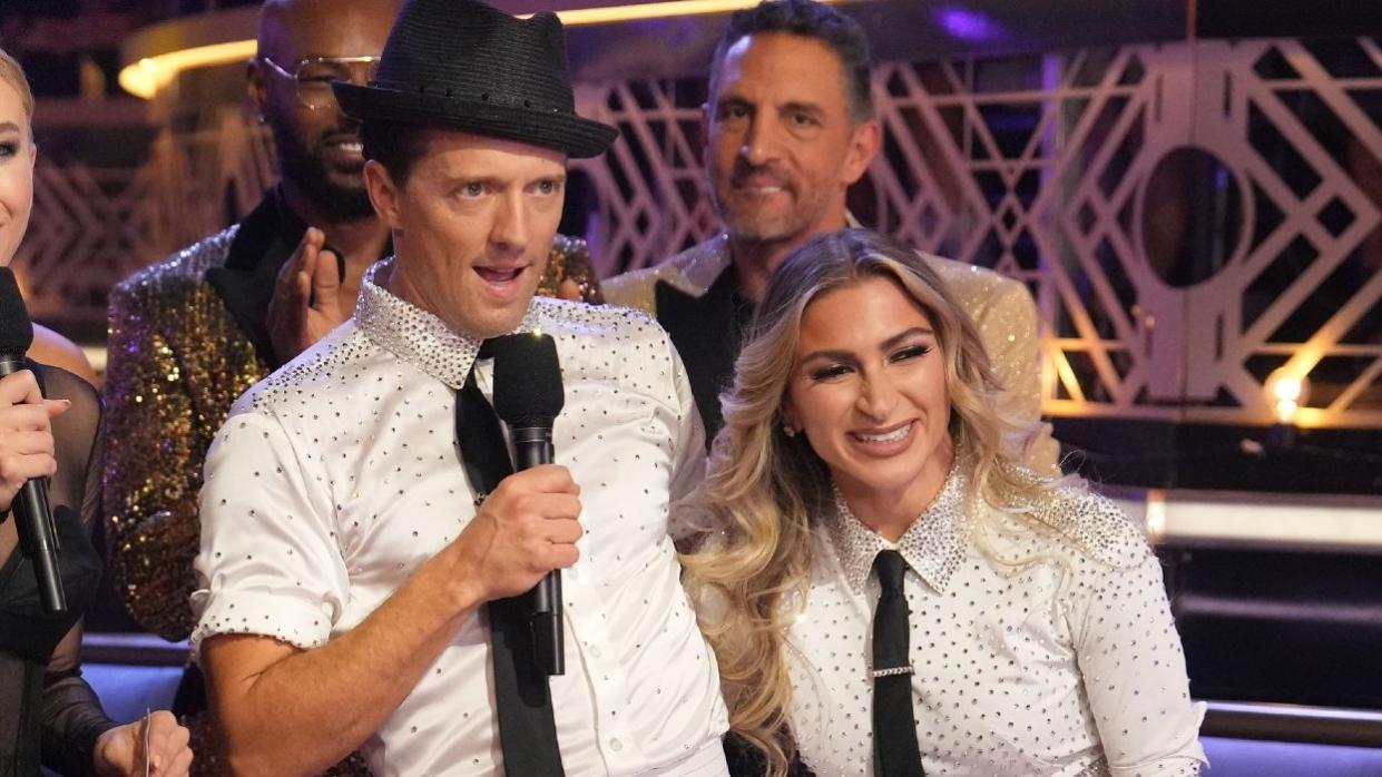 Jason Mraz and Daniella Karagach on the Dancing With the Stars season 32 finale