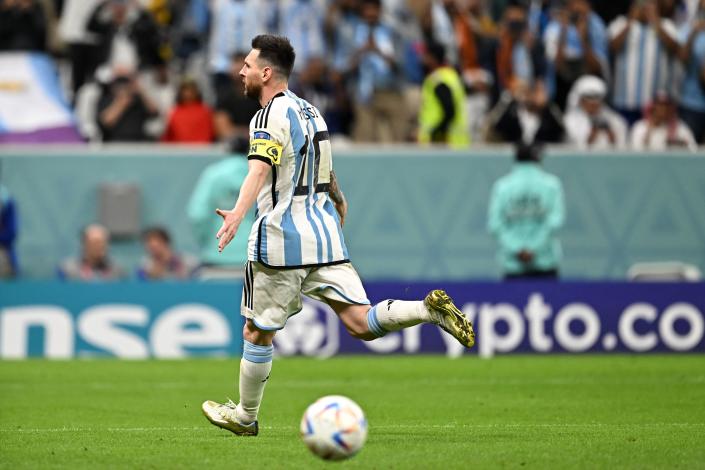 Lionel Messi borró sus pesadillas con los penales en el juego contra Países Bajos, anotó 2. (Foto: MANAN VATSYAYANA/AFP via Getty Images)