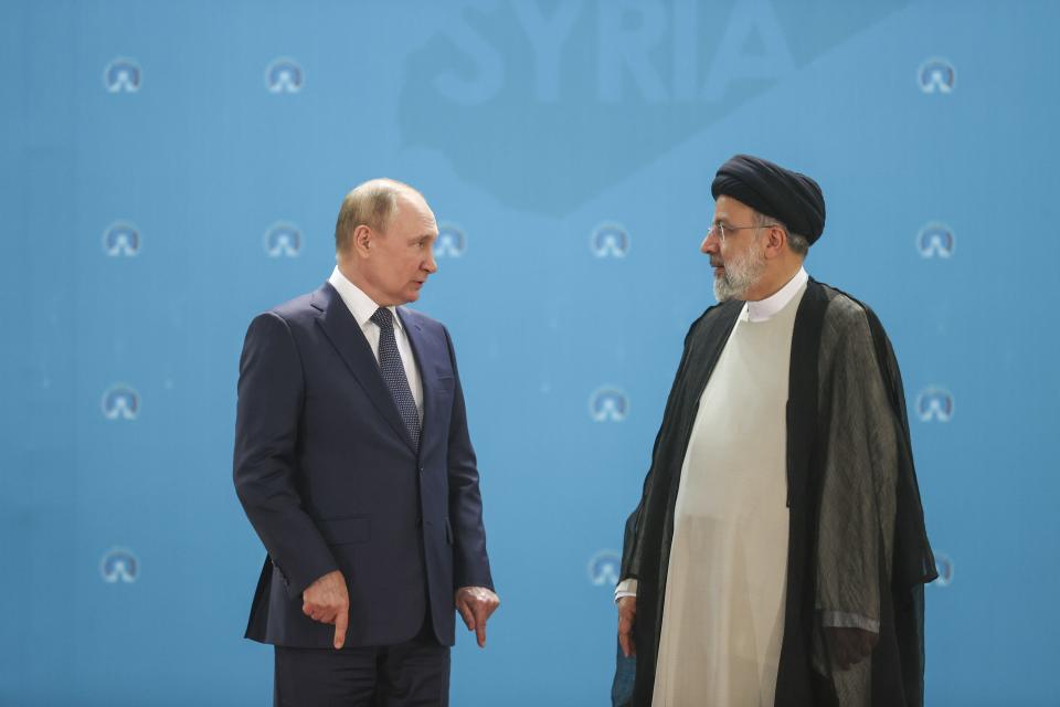 Russian President Vladimir Putin (L) with Iranian President Ebrahim Raisi (R)