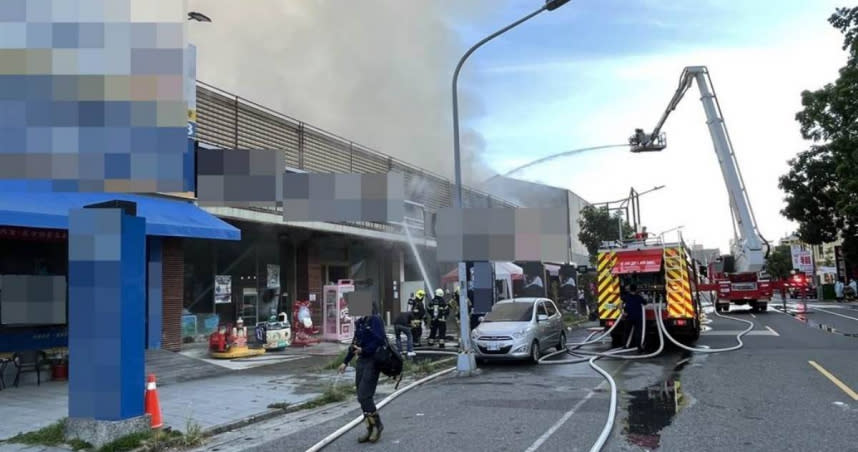 高雄楠梓區大學東路6日清晨發生火警，消防局人員到場發現濃煙竄出。（圖／翻攝照片／中國時報林瑞益高雄傳真）