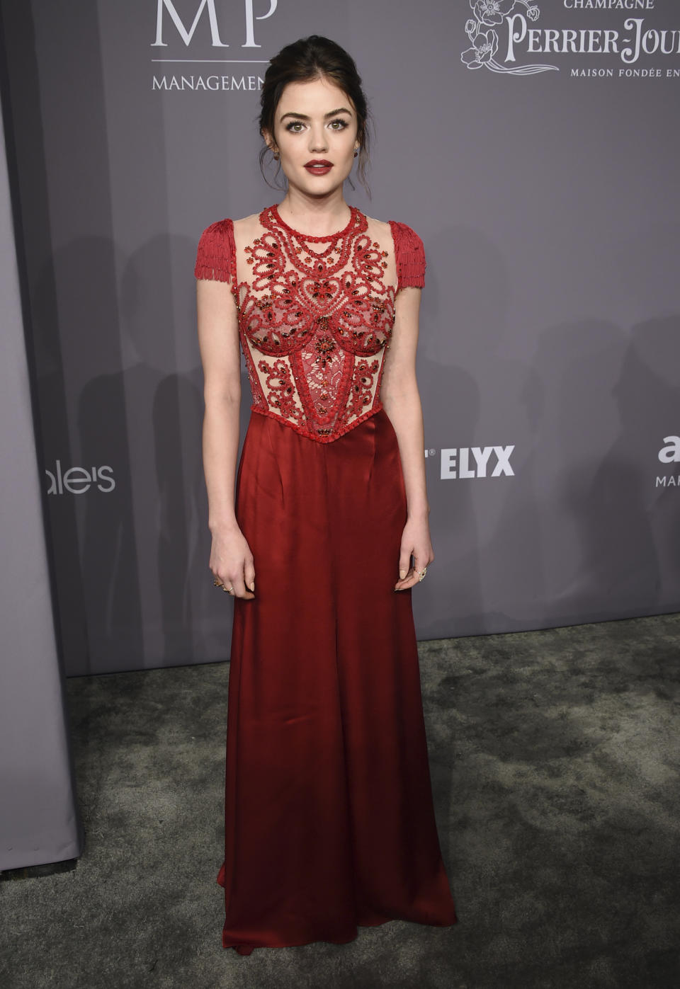 <p>„Pretty Little Liars“-Serienschönheit Lucy Hale war eine der wenigen Gäste, die an dem Abend auf Farbe setzten. Mit ihrem roten Seidenkleid mit der transparenten und aufwendig bestickten Korsage zog sie alle Blicke auf sich. (Bild: AP Photo) </p>