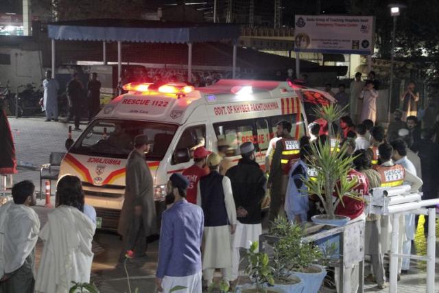 Trabajadores de rescate bajan a víctimas de un terremoto de una ambulancia, el martes 21 de marzo de 2023, en Saidu Sharif, una localidad ubicada en el valle Swat de Pakistán