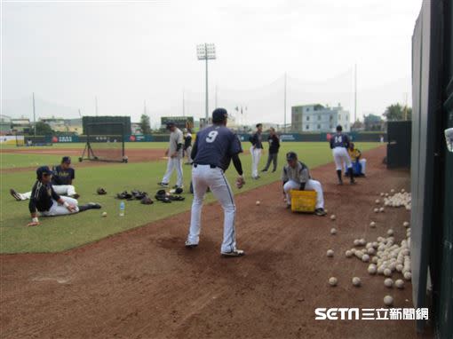 中信兄弟春訓內野手練習。（圖／記者蕭保祥攝影）