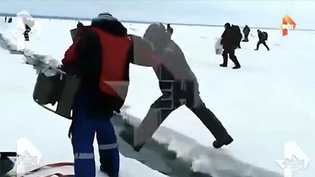 This man can be seen juggling with death and was laughing when he saw the ice floe crack. Photo: ren.tv