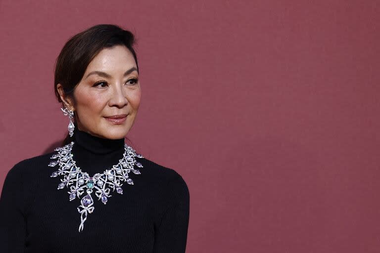 La actriz Michelle Yeoh, ganadora del Oscar 2023 por su labor en la película Todo en todas partes al mismo tiempo, eligió también la sobriedad del negro, pero remató su look con una importante gargantilla con perlas y esmeraldas