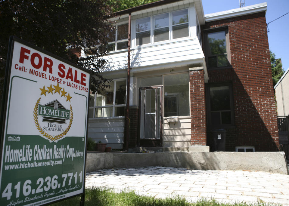 A real estate sign is seen on front of a house in Toronto June 19, 2009.     REUTERS/Chris Roussakis (CANADA BUSINESS)