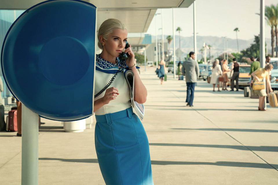 Los Angeles Airport; Mo Dean (Betty Gilpin)