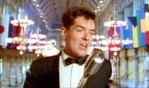 Nicht nur im deutsch- und englischsprachigen Raum stürmte Falco die Charts: Neben "Rock Me Amadeus" landeten auch "Jeanny, Part I" und "Coming Home" auf Platz eins der schwedischen Hitparade. (Bild: ZDF / ORF / Das Medienstudio)