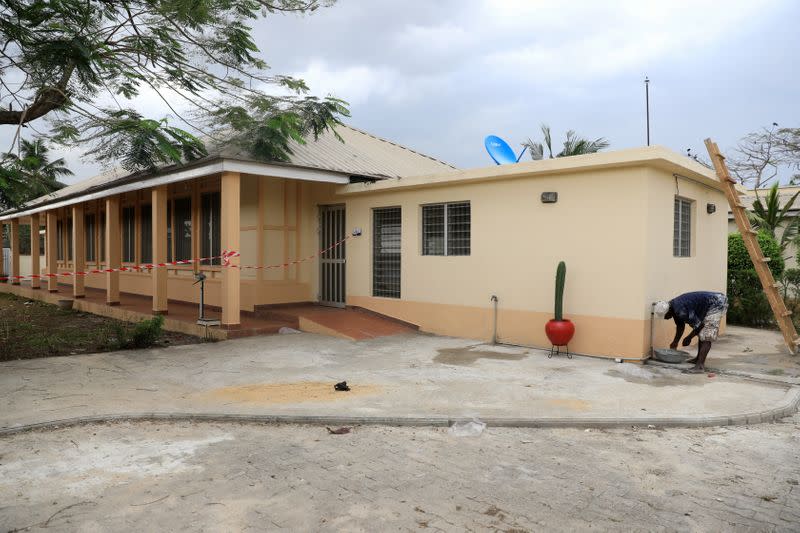 A labourer fetches water beside the isolation building for coronavirus affected at the mainland hospital in Yaba Lagos