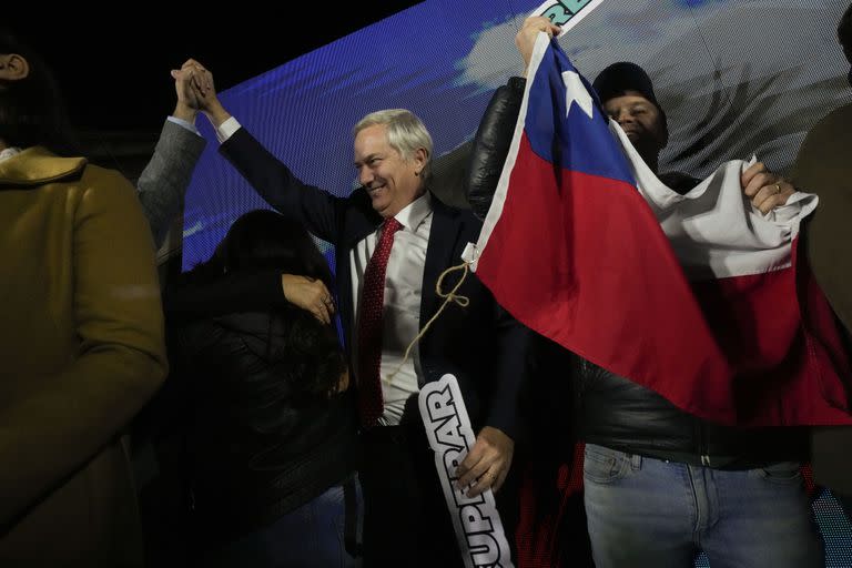 José Antonio Kast, líder del Partido Republicano, celebra la obtención del mayor número de representantes tras la elección para el Consejo Constitucional, que redactará una nueva propuesta de constitución en Santiago de Chile, el domingo 7 de mayo de 2023.