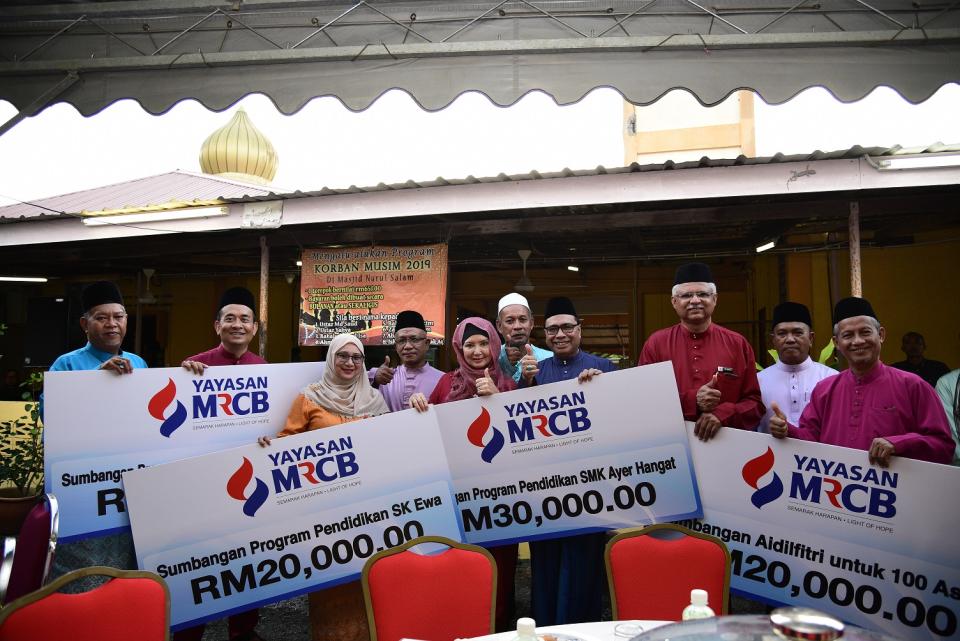 Yayasan MRCB chairperson Datin Jasmine Abdullah Heng (centre) has been helping underprivileged students and communities in need since 2015 with impactful programmes.