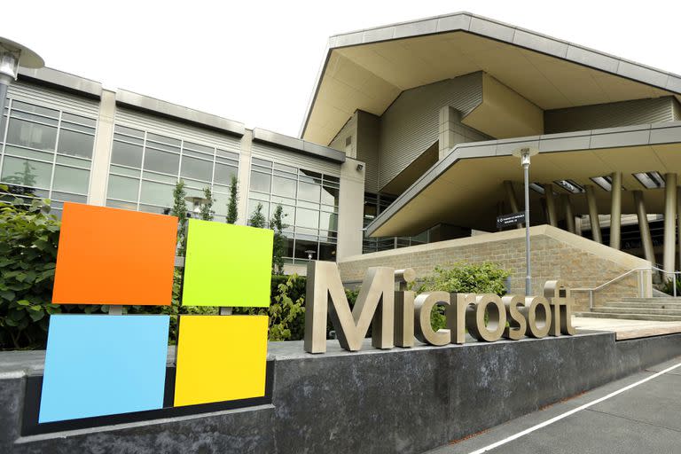 En esta imagen del 3 de julio de 2014 se ve el logo de Microsoft Corp. afuera del Centro de Visitantes de Microsoft, en Redmond, Washington. 