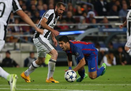 Football Soccer - FC Barcelona v Juventus - UEFA Champions League Quarter Final Second Leg - The Nou Camp, Barcelona, Spain - 19/4/17 Barcelona's Luis Suarez is fouled by Juventus' Giorgio Chiellini resulting in a booking for Chiellini Reuters / Sergio Perez Livepic