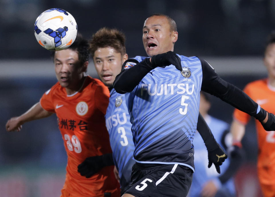 Kawasaki Frontale's Jeci, right, Yusuke Tanaka, center, and Guizhou Renhe's Chen Zijie vie for the ball during their group stage soccer match of AFC Champions League in Kawasaki, near Tokyo, Wednesday, Feb. 26, 2014. (AP Photo/Shuji Kajiyama)