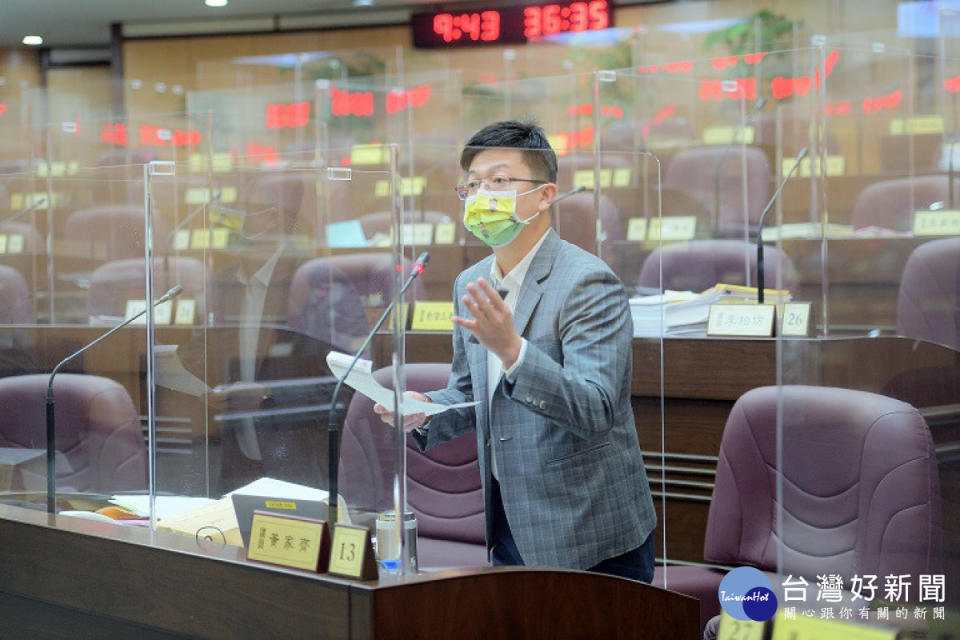 ▲正光花園新城內弱勢住戶無力搬出海砂屋，桃議員黃家齊：市府應協助安置。(圖/市議會提供)